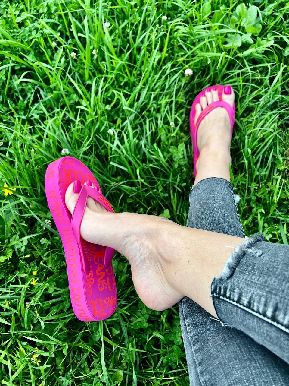 My new pink flip flops and my feet with pink toenails polish (No sound)
