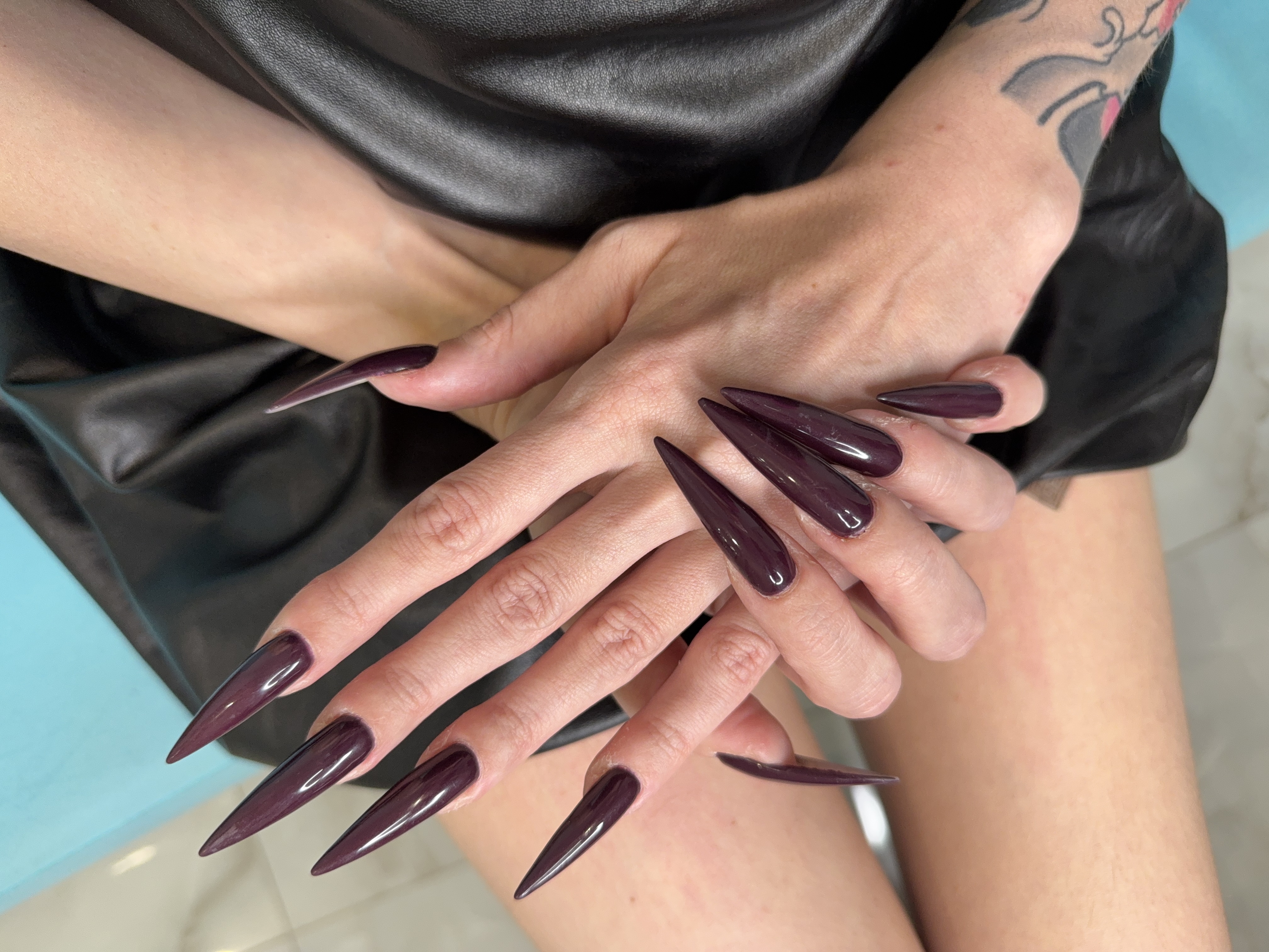 Dark purple long nails, claws, palms spreading very wide, skin scratching
