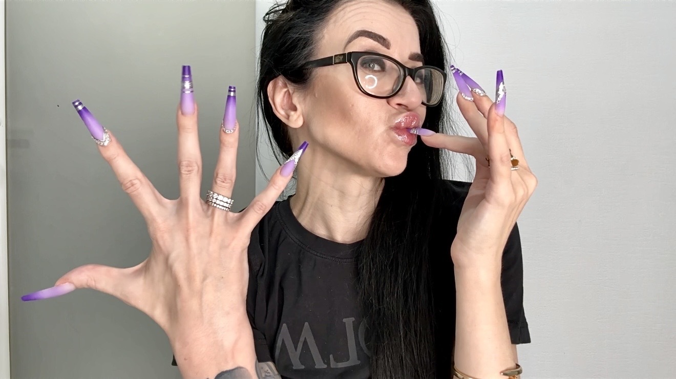 Finger snapping and sucking, Long nails and long fingers