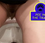 ALICE-AXX: Pissen während der Fahrt im Zug Download