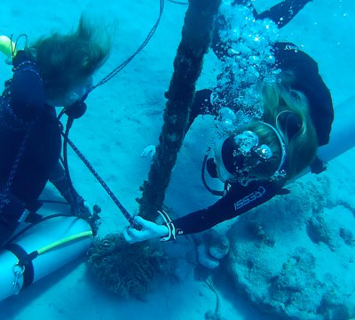 Underwater bondage breathplay