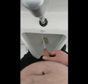 CASIX83: pinkeln auf öffentlicher Toilette Download