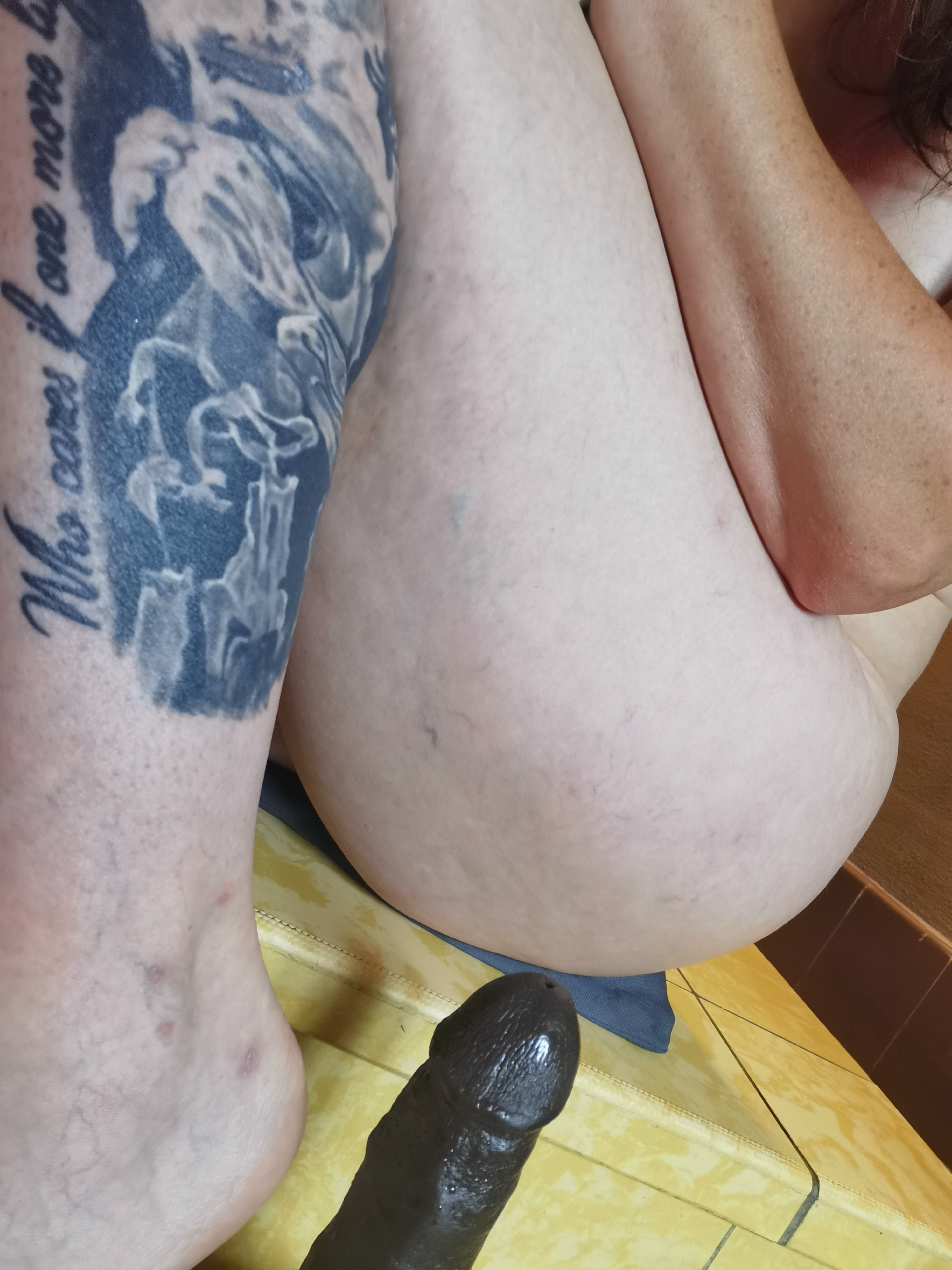 Dildofick mit Squirting auf der Treppe