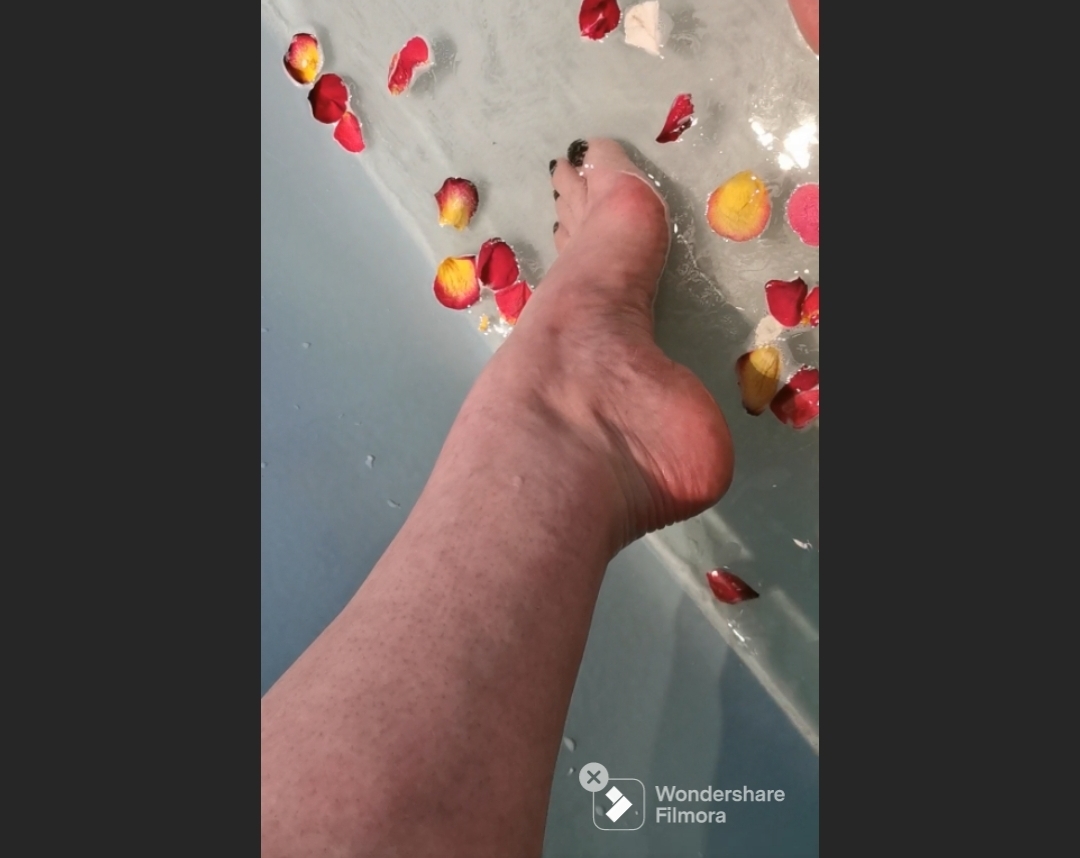 Ich bade meine schönen sexy Füsse in Rosenblätter