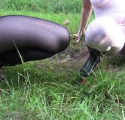 SWEETLONGLIPS: Spannern im Wald vor die Füße gepisst Download