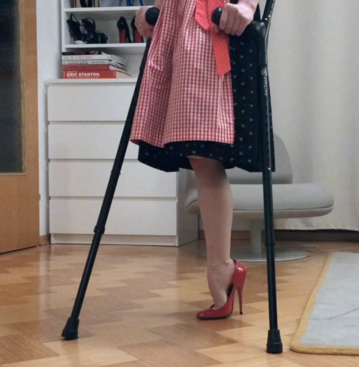 Bupshi - amputee pretending in dirndl dress