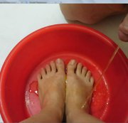 NASTJA1: Fußbad mit Urin. Download