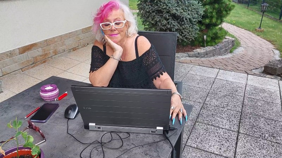 Horny dirty message chat on terrace