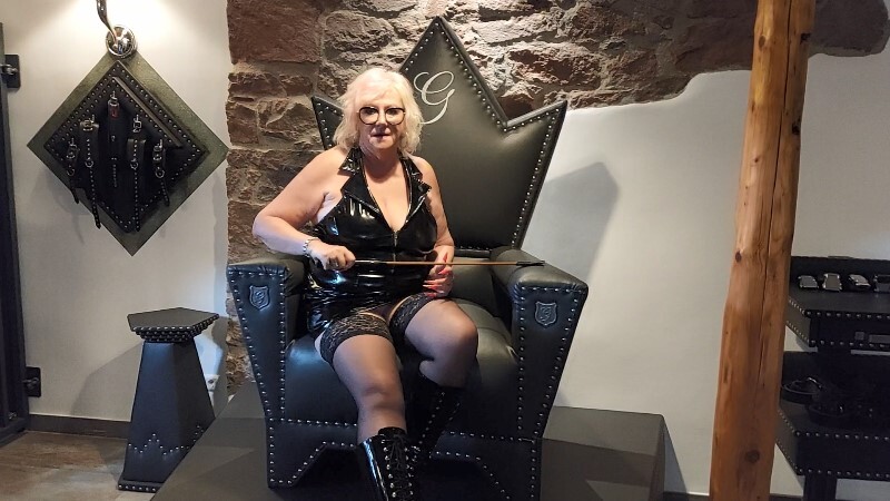 Goddess Vicky welcomes the slave!!!