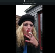 HUNGRIGESBIEST: Blondinne beim Rauchen, Haare offen Nagellack Mütze auf Download