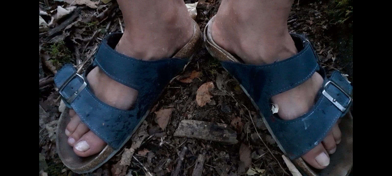 I pissed on my slippers outside, do you see the piss on my feet and shoes