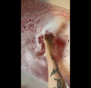 STELLACINDERELLA: Bisschen plantschen mit den Füßen im rosa Wasser Download
