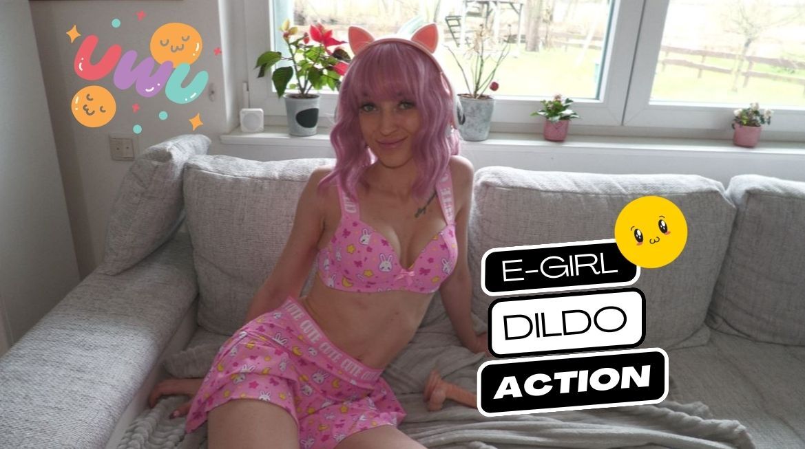 E-Girl gets herself horny on the couch