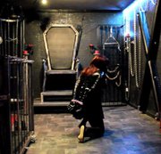 FETISCHBONDA: Hände gefesselt in Latex +Schläppchen Download