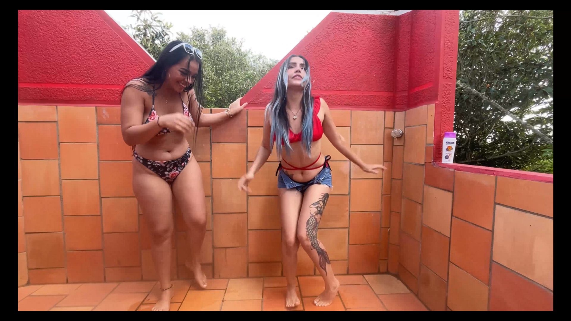 DIRTY LATINAS URINATE IN THE PUBLIC