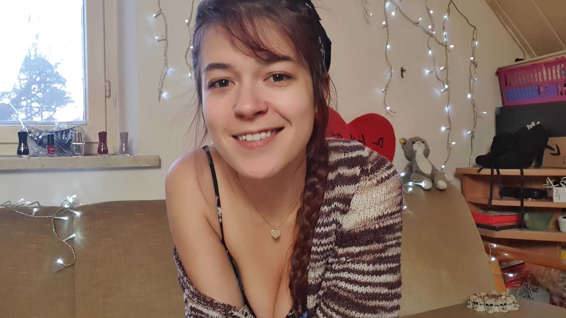 Tadaaa !! My 1st VIDEO! 18-year-old chaos girl introduces herself!
