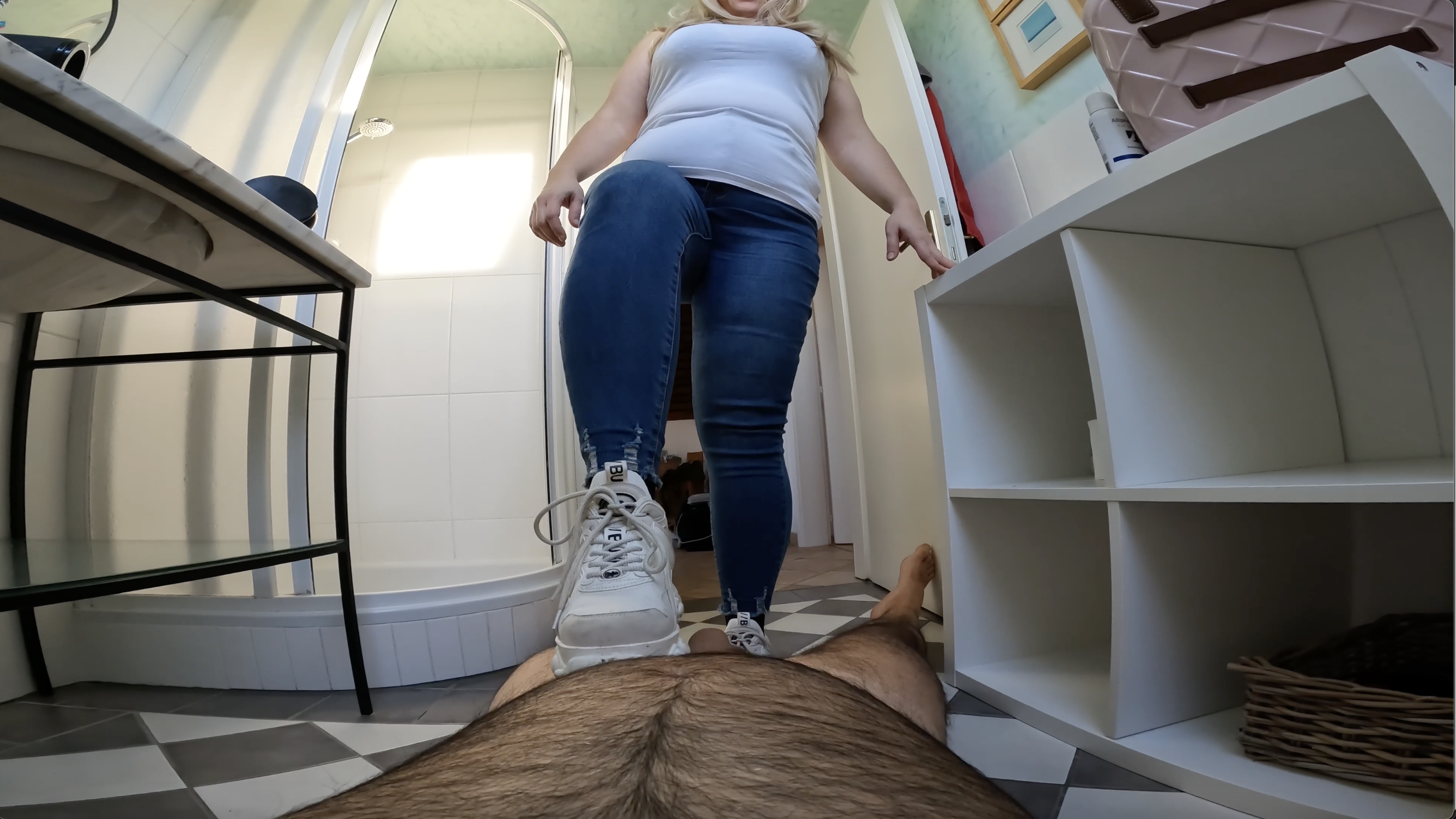 BBW 104kg - platform shoe trample at user