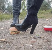 FINDOMMISTRESSJENNY: Stiefel Burger Crushing 1 Download