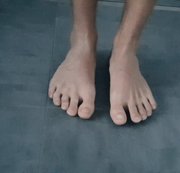 SKATERJUNGE19: Auf die Füße gepisst 