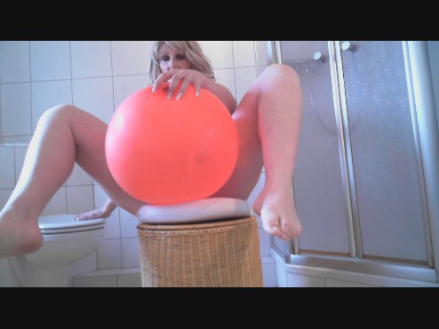 Balloon in pussy