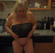 TOTALVERSAUTEOMI: Posing in der Küche Download