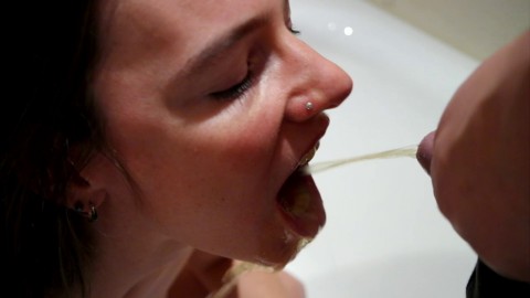 Frau in den mund pissen