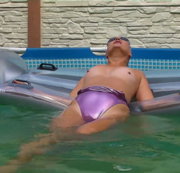 FETISHALINA: Im Pool im lila Realise Gummi Badeanzug und ohne Download