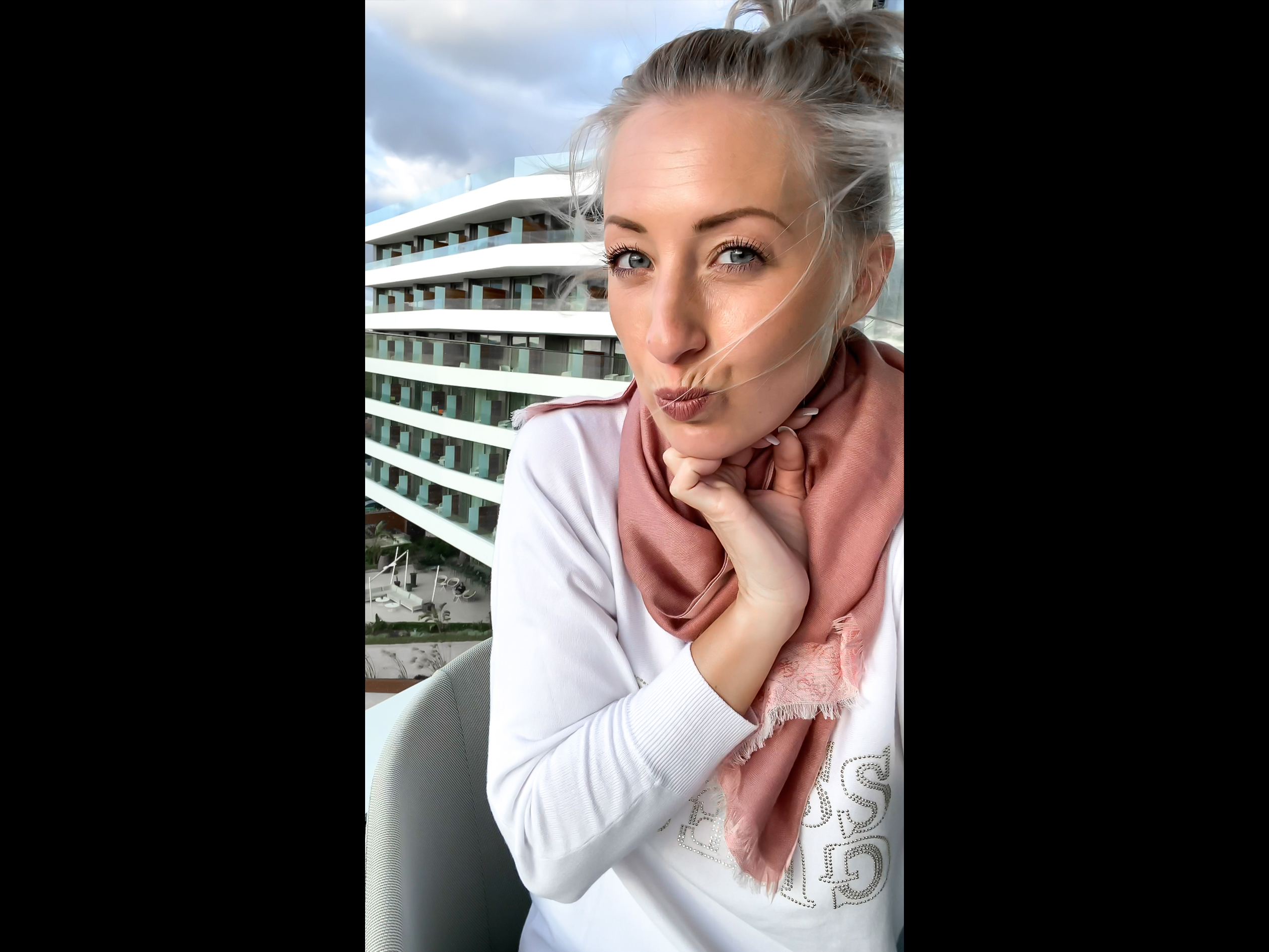 In Mallorca fingered and came publicly on the hotel balcony